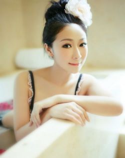 厨房掀起馊子裙子挺进去视频